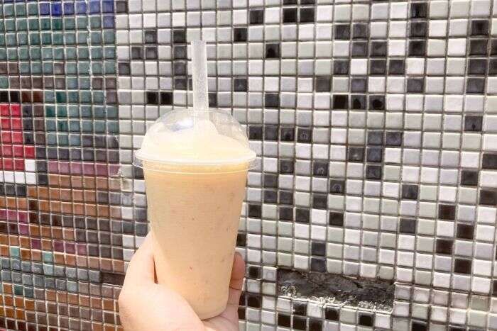 角板山商圈有許多店家會銷售現打的水蜜桃冰沙