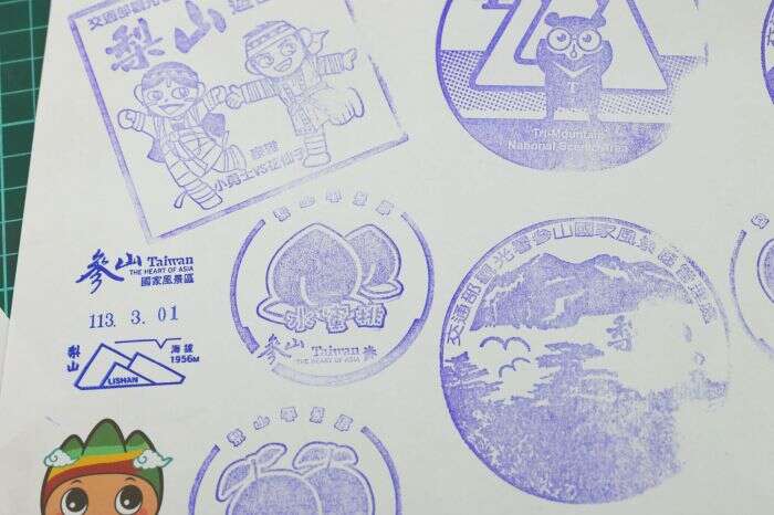 在梨山遊客中心的紀念章，也特地刻有水蜜桃圖樣