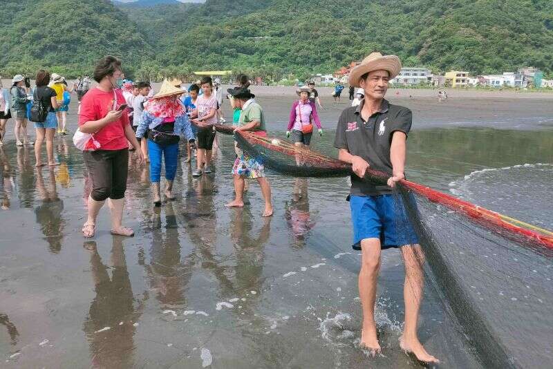 宜蘭頭城港澳沙灘牽罟（宜蘭縣頭城鎮港口社區發展協會提供）