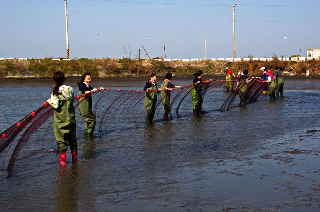 哈哈魚場為遊客設計多種下水體驗的活動