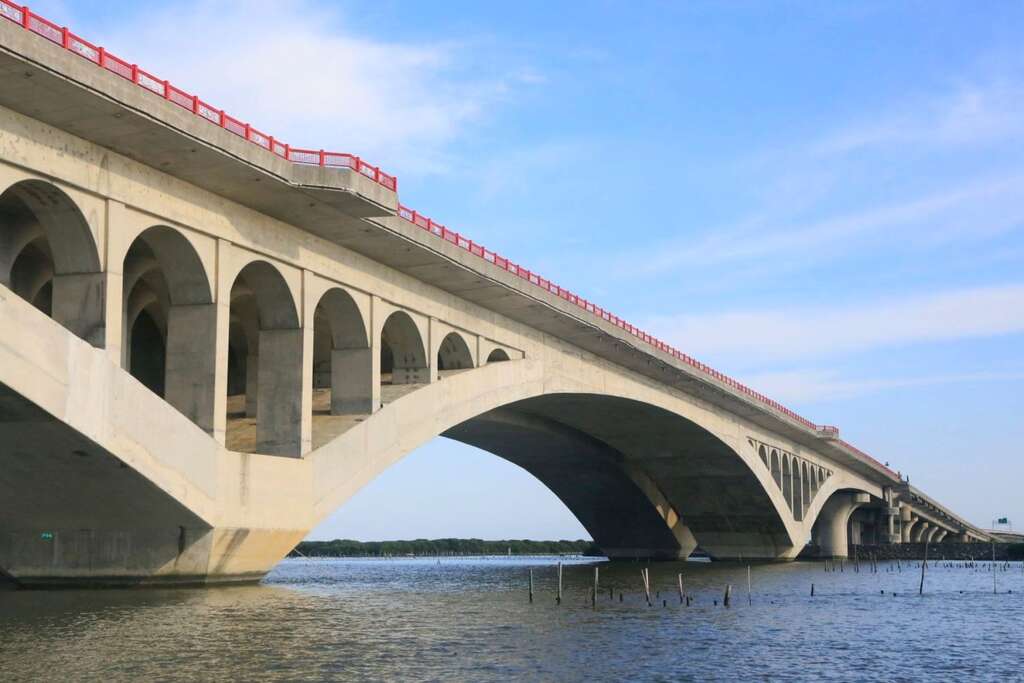 台61線的公路橋梁為七股潟湖的地標景觀之一