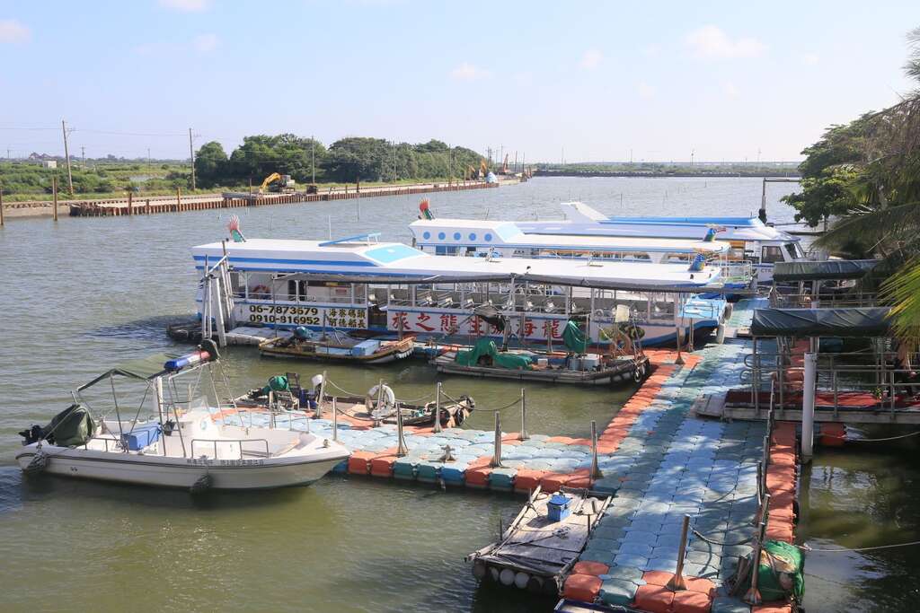 七股潟湖有龍海號等多家合法娛樂漁筏載客遊覽