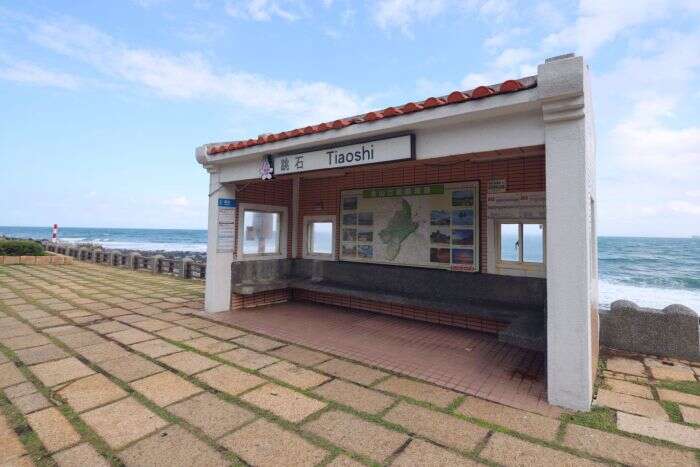 跳石海岸與候車亭