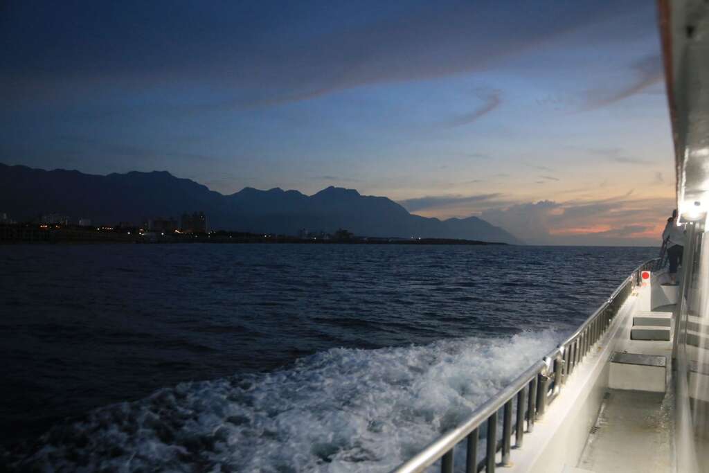 從船尾往船的左前方眺望，有中央山脈的剪影