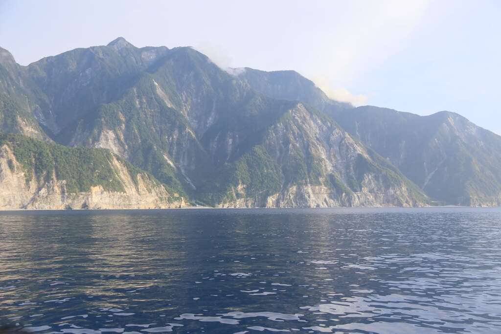 繼續從船上望向陸地景觀