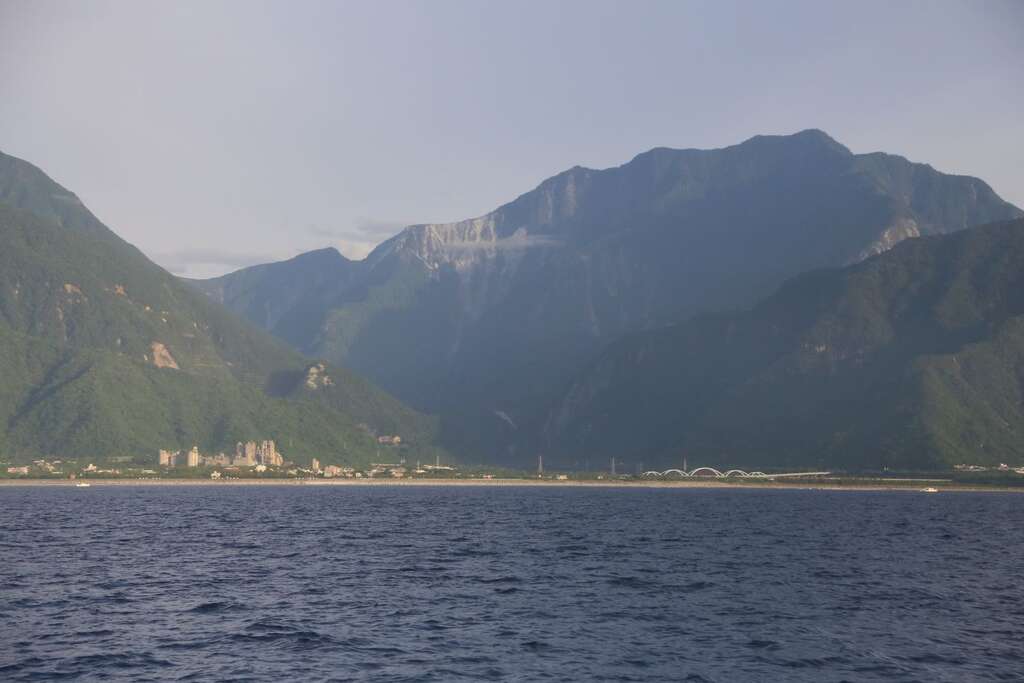 繼續航行，從海面望向陸地，見到立霧溪口附近的風景