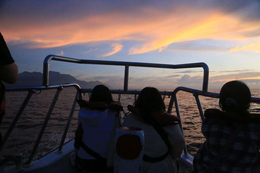 攝影者在船頭眺望，有一些遊客已坐在船頭甲板