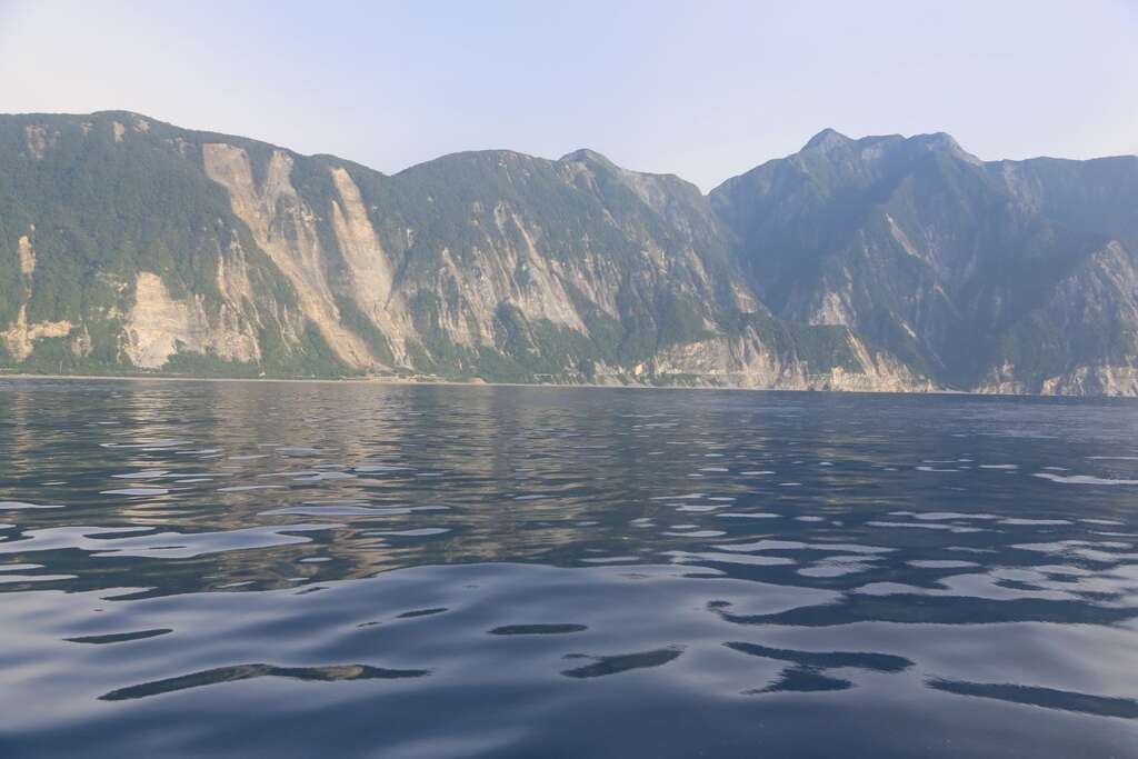 藍色的海面呈現膏狀，像是靜止的果凍