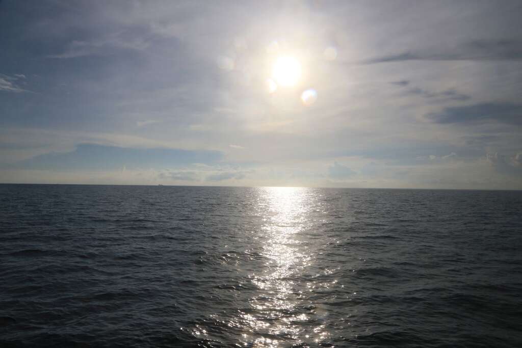 從船上望著太陽