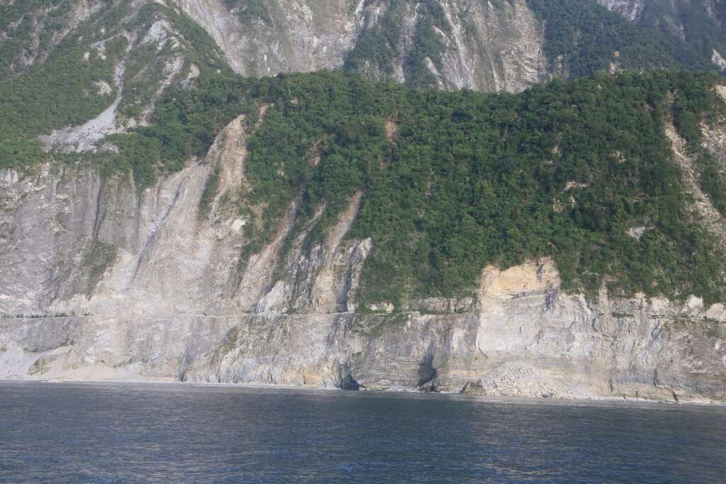 從船上望向陸地的峭壁