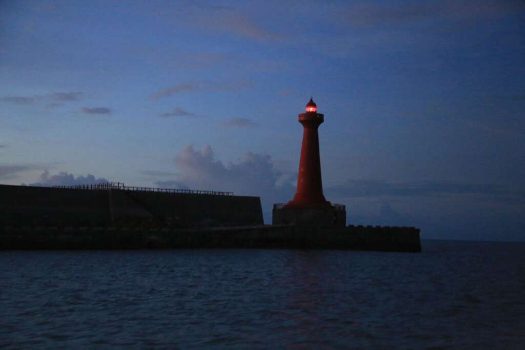賞鯨船即將航經花蓮港的紅燈塔
