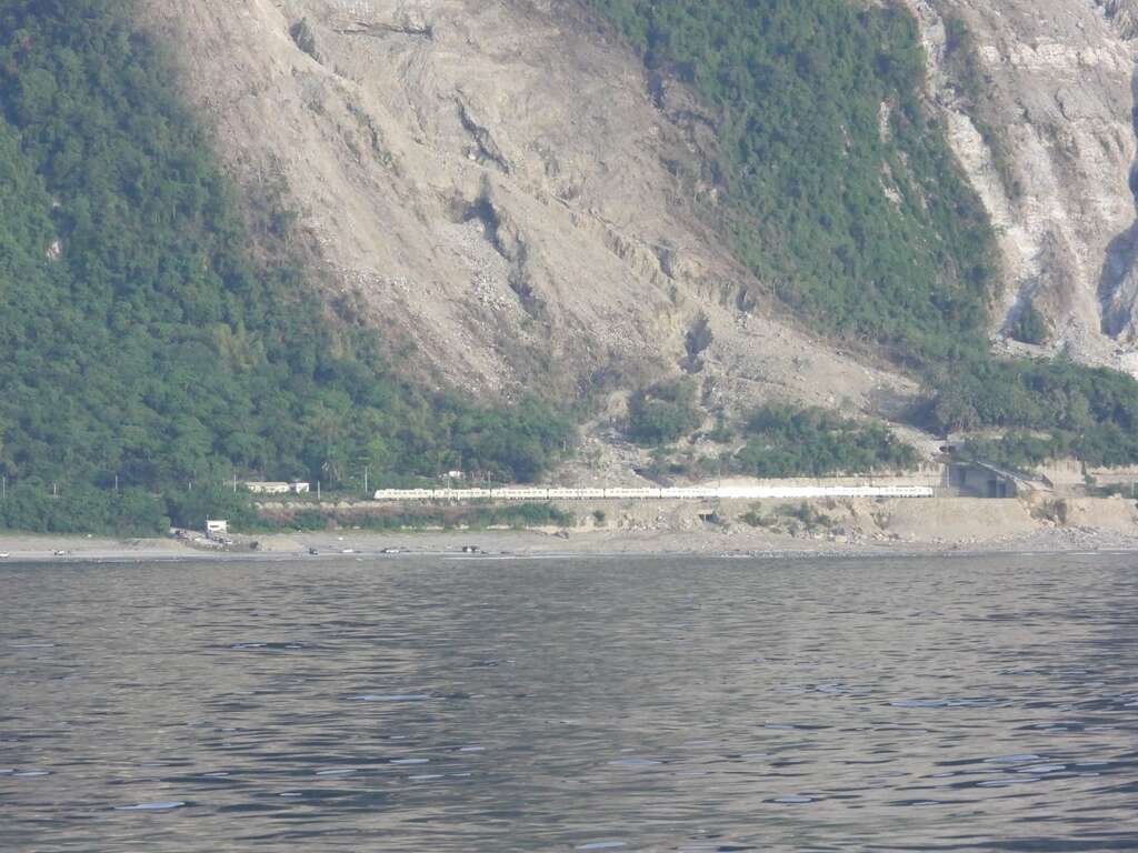 從船上望向陸地，有一列火車通過