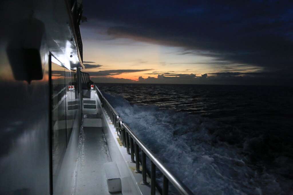 從船尾往船的右前方眺望，天空有一點光線