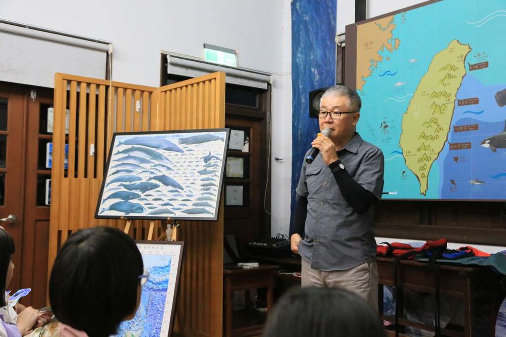 廖鴻基老師在教室中解說的情形