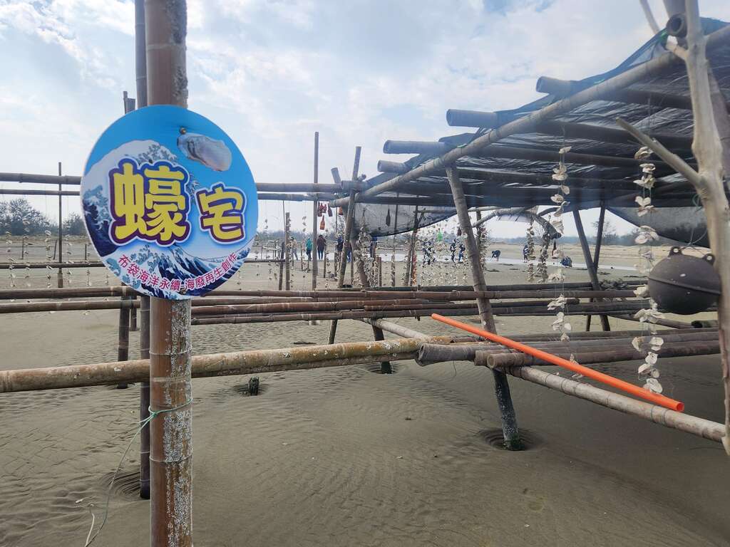無人島上的「蠔宅」是由海洋廢棄物搭建而成（布袋海上巴士提供）