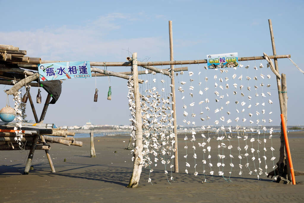 蛋糕海灘與海洋廢棄物的創作（台灣休閒農業協會提供）