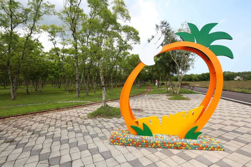 富興的森林鐵道結合在地鳳梨特產打造觀光亮點