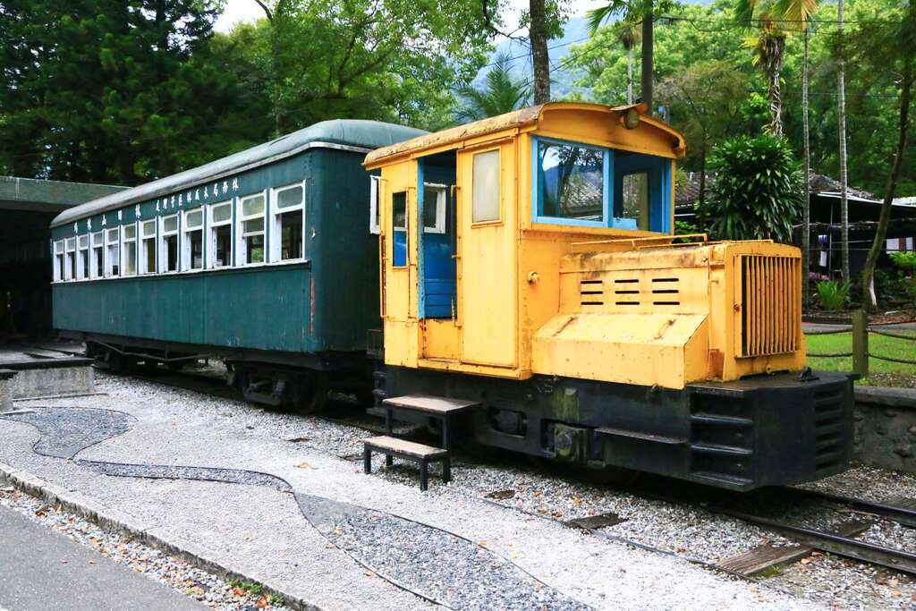 平地線頭尾兩站的月台都在同一側，所以載客車廂這一側不設車門