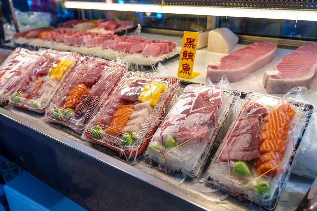 民眾可在通稱「華僑市場」的漁產品直銷中心品嘗海鮮