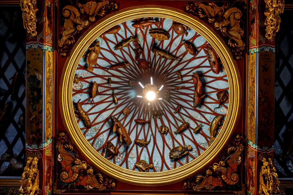 鎮海宮的藻井可見到漁網與各式魚類