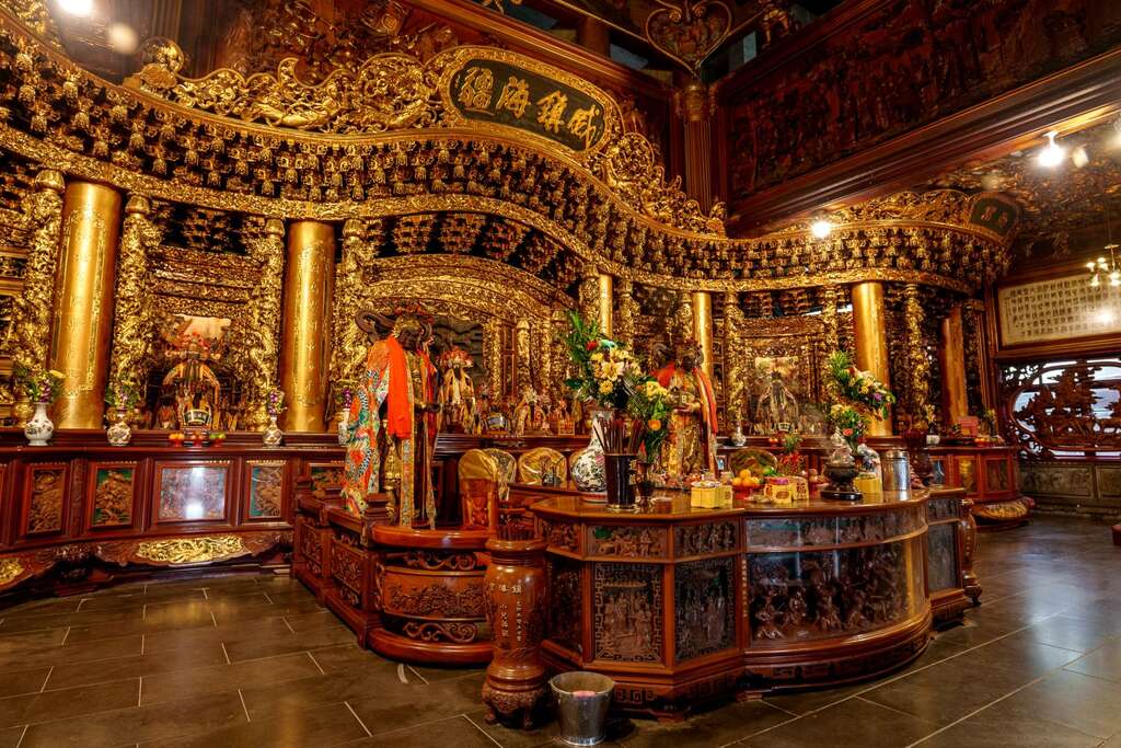 鎮海宮正殿的「波浪神龕」是應用造船技術才完成的建築作品