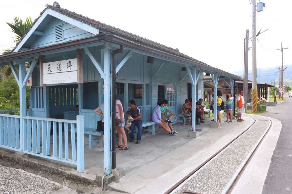 天送埤仍站保留原本的木造站房