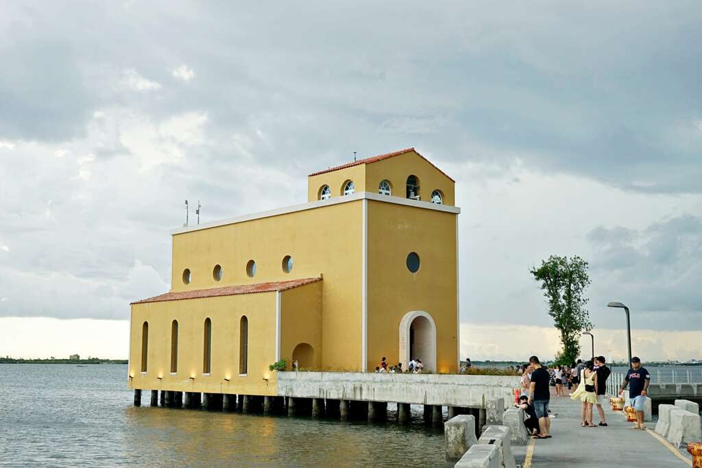 鵝黃色的海上教堂