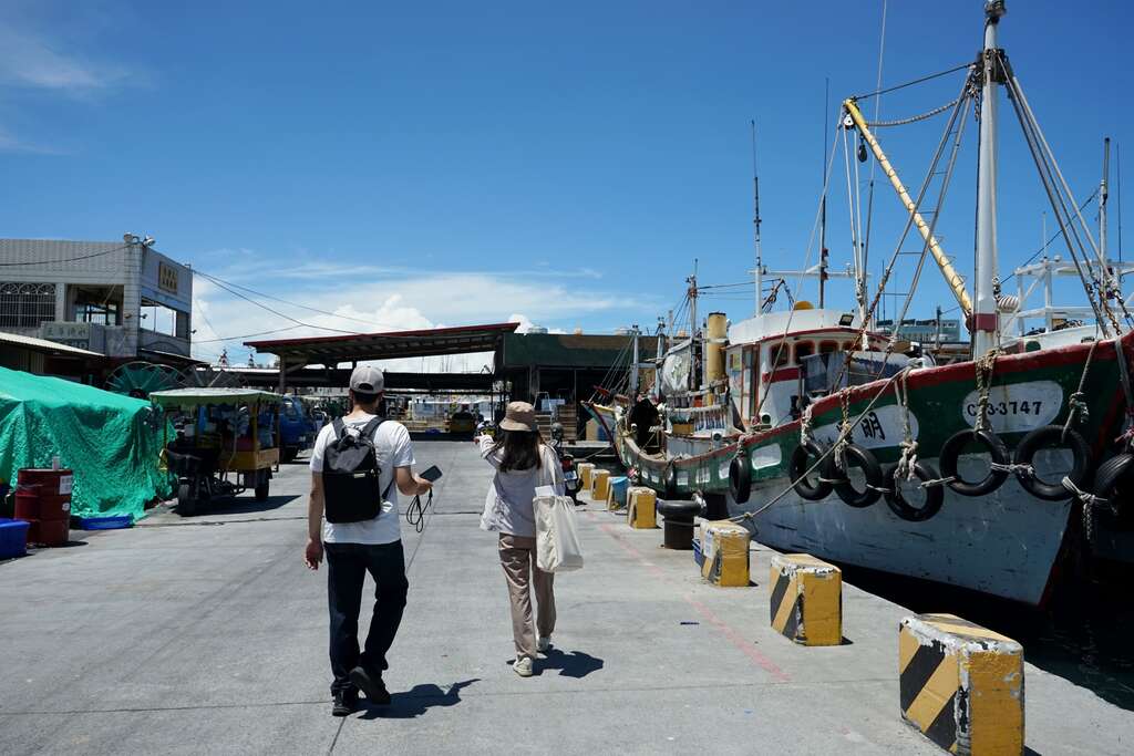 東港漁港屬於第一類漁港，一百噸漁船可停泊一百艘以上