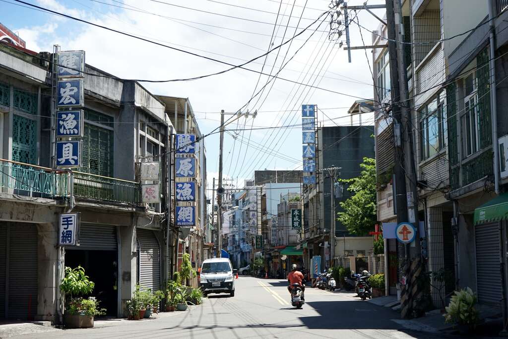 福安宮正前方的延平老街，又有「醫生街」之稱