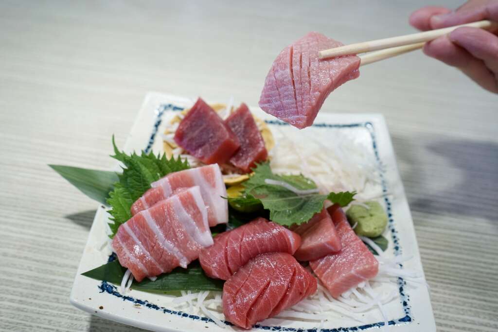 品嚐頂級黑鮪魚生魚片的美味