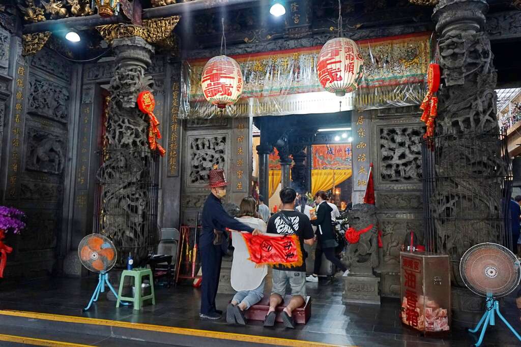 戴著班頭帽的班頭就會揮動令旗，驅邪避凶