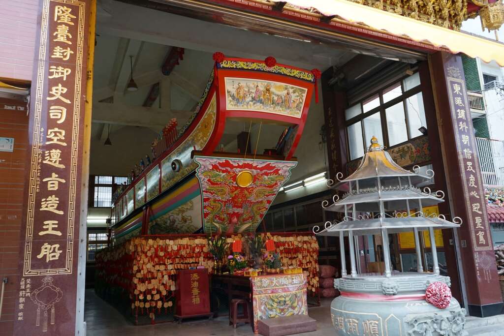 雕刻精美的王船