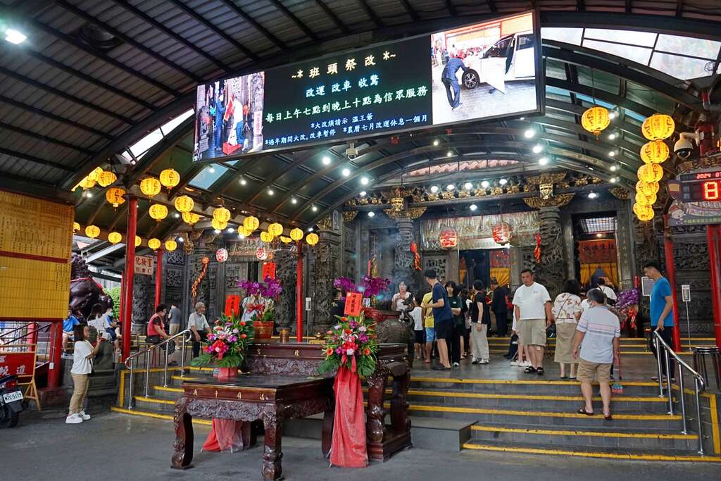 東隆宮的香客絡繹不絕
