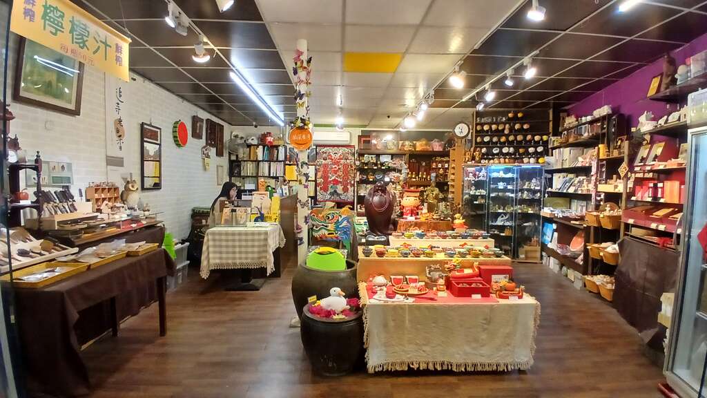 館內有販售在地伴手禮與檸檬汁