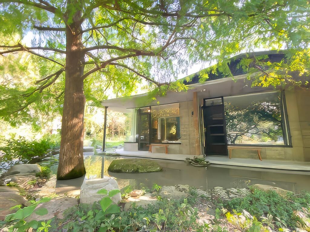 房間外設有小池塘