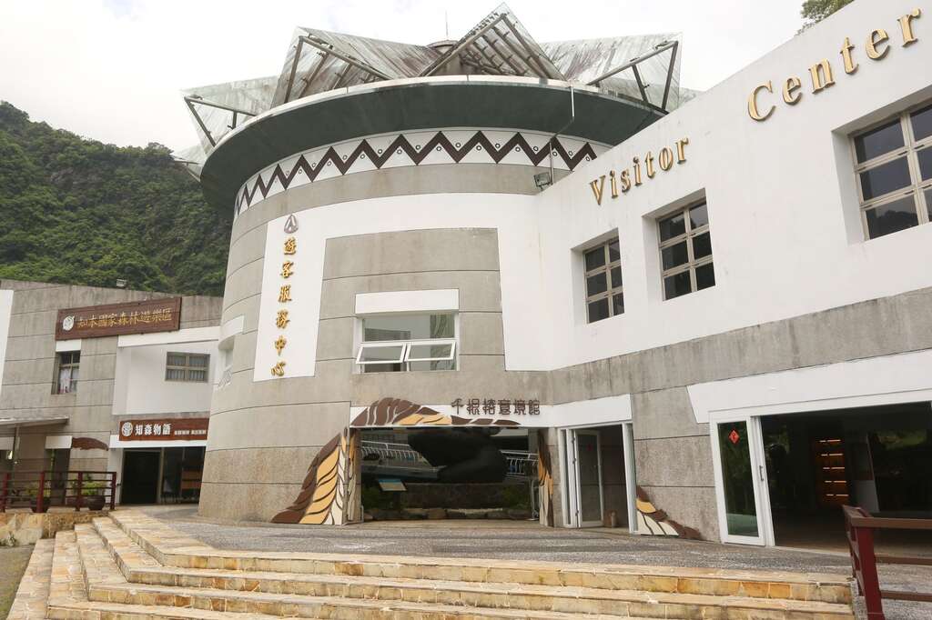 遊客中心二樓的「千根榕意境館」有適合親子的木育遊戲空間