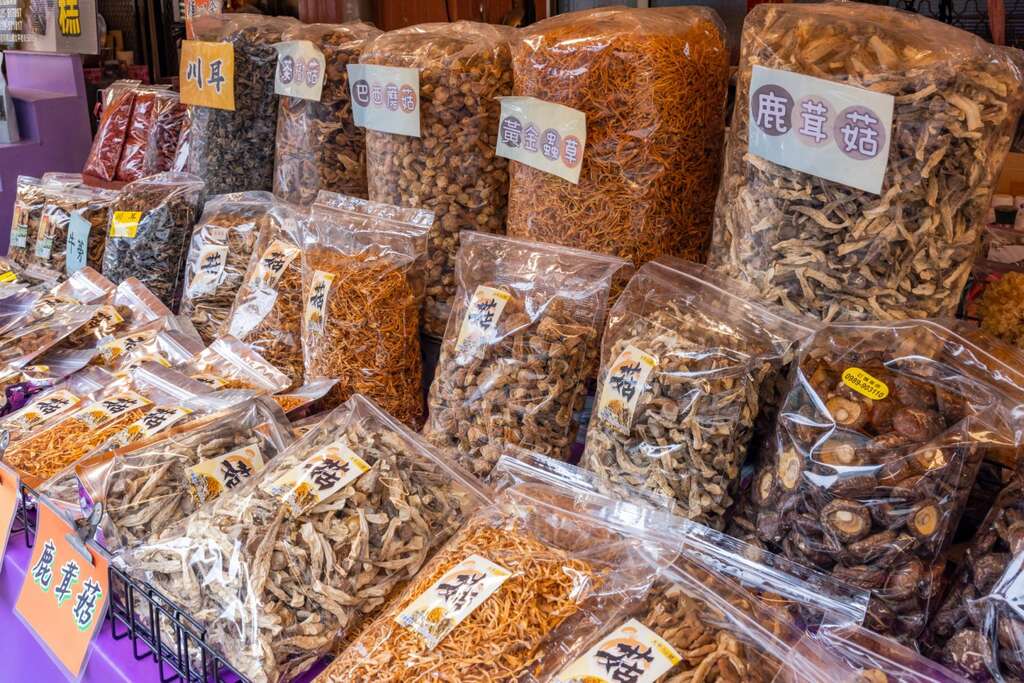 在太平老街可以購買各式山產伴手禮