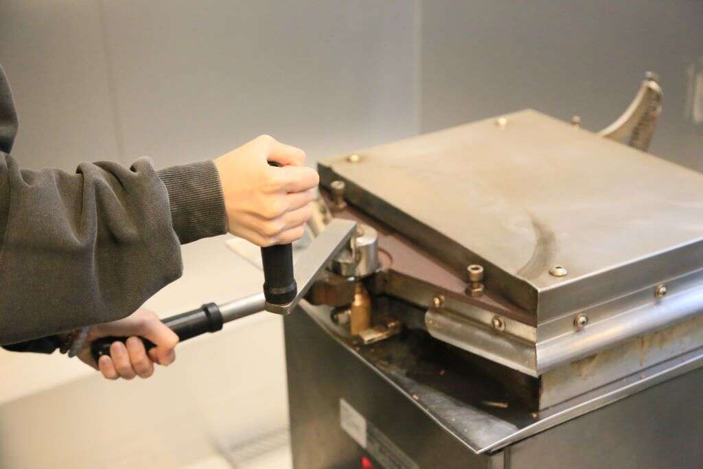 蓋上高壓台並轉緊，開蓋會看到被壓扁的小卷押片成品