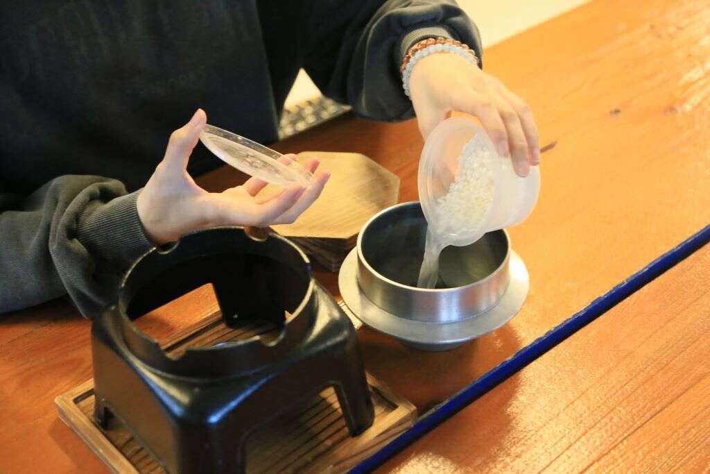 生米煮成熟飯DIY：生米倒入釜鍋煮熟