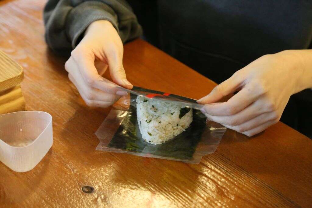 最後依步驟親手包裝飯糰