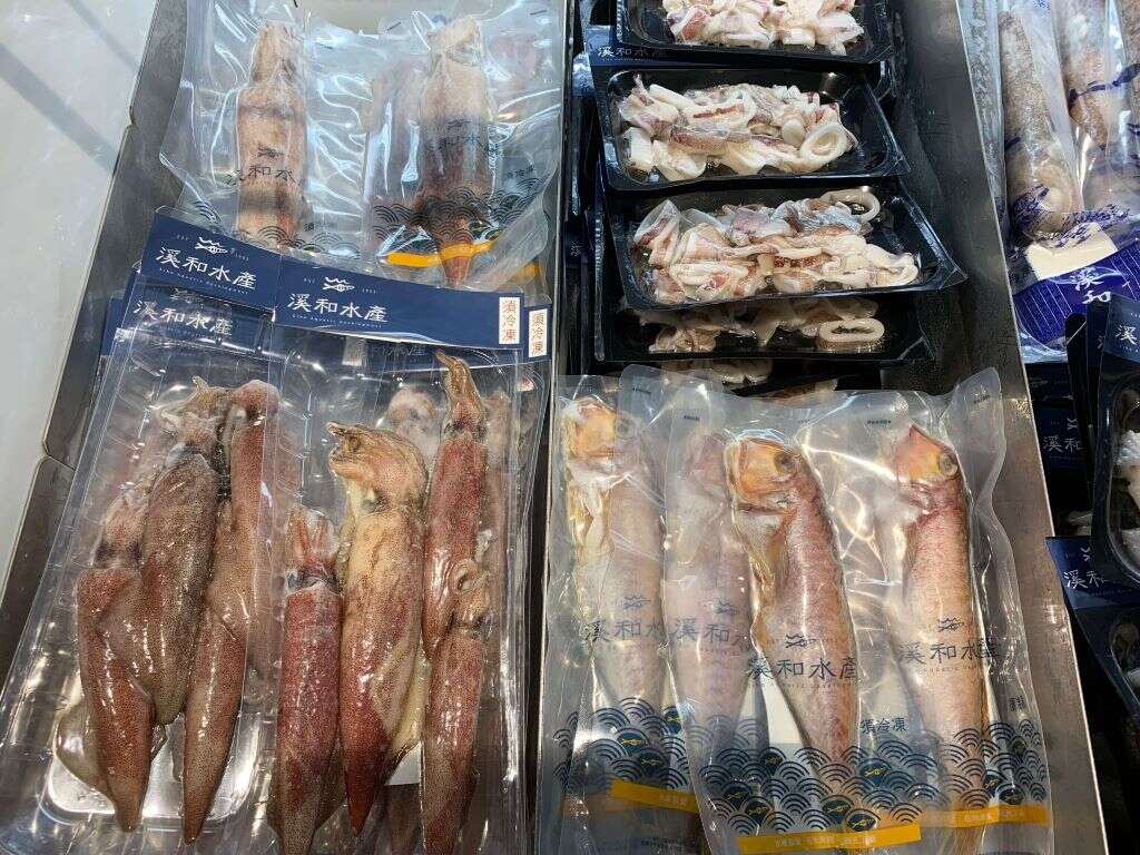 在水產市集採購新鮮水產品，也能看到貼體包裝技術的實體展現