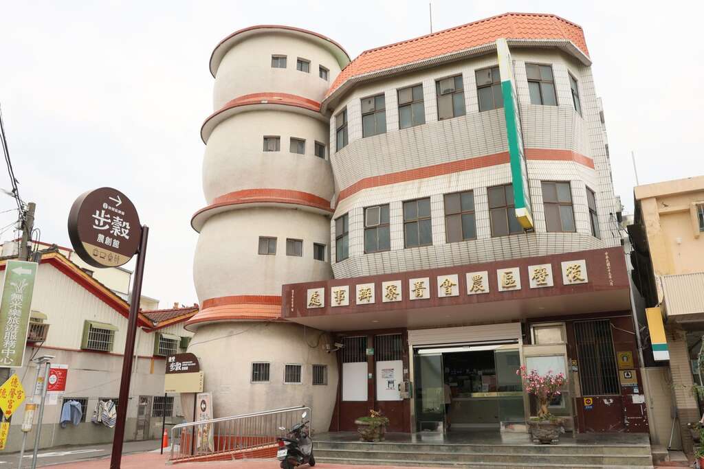 後壁區農會的外觀融入米缸造型