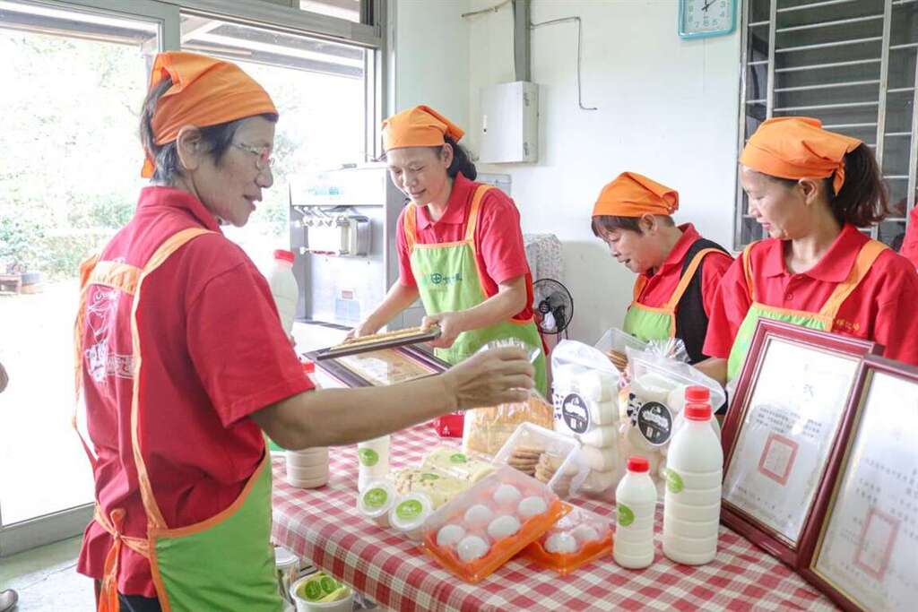 耀輝牧場點心坊有鮮奶手工饅頭與鮮奶麻糬等伴手禮
