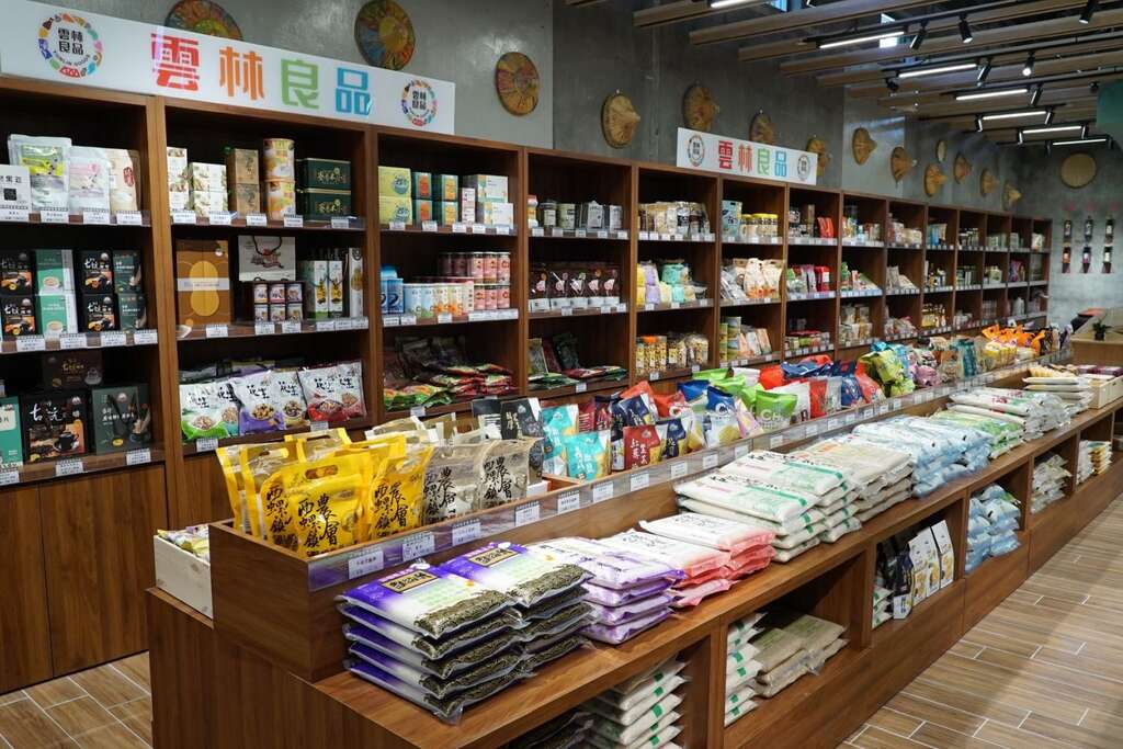 在雲林農物館可購買全縣「雲林良品」的優良農產品（雲林縣西螺鎮農會提供）