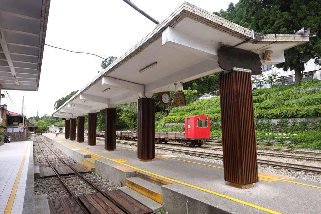 昔日為登山鐵路中繼站的奮起湖，可作為茶園之旅的過夜地點