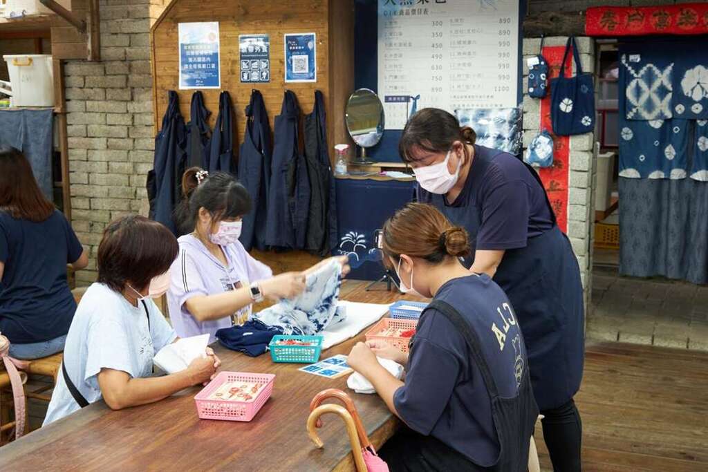 在卓也小屋體驗傳統藍染
