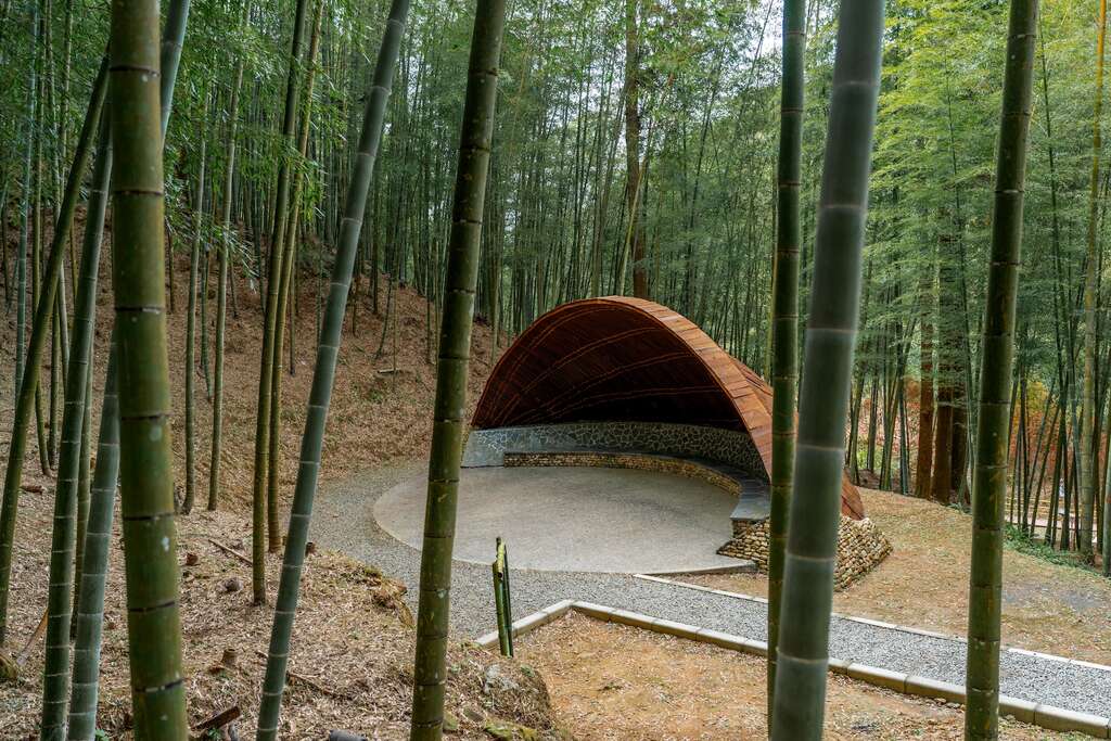 竹創森園區內的設施，吸引遊客投入竹林療育的懷抱
