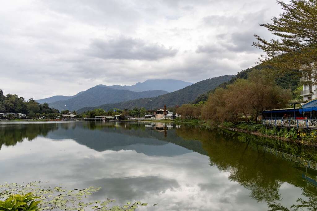 鯉魚潭的風貌，攝影者從岸邊拍向湖中