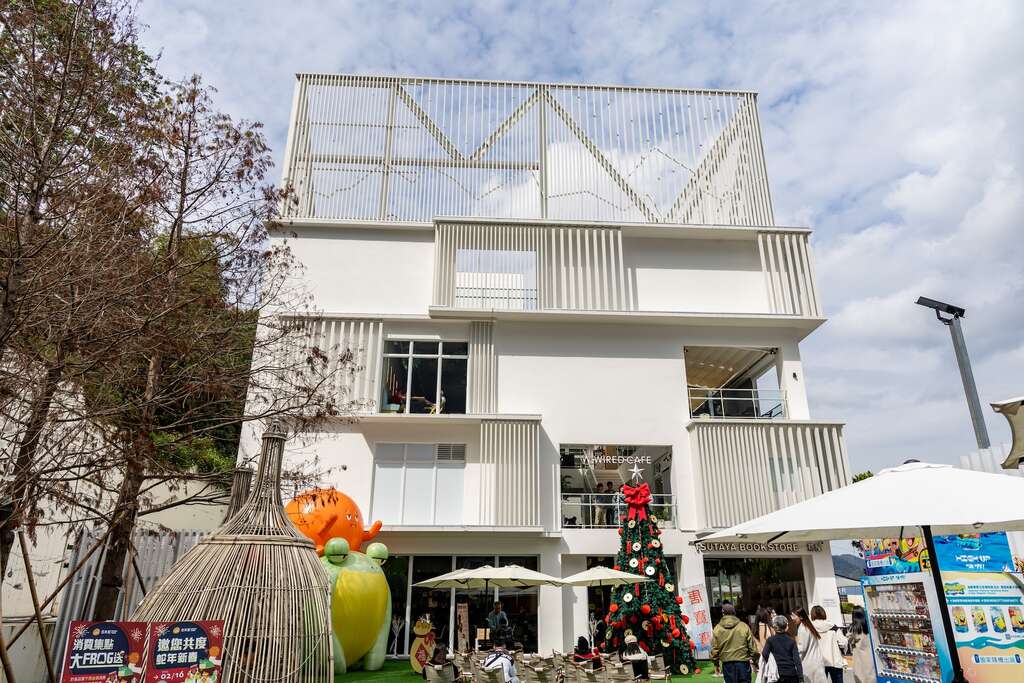 日月町複合式商場的白色建築外觀