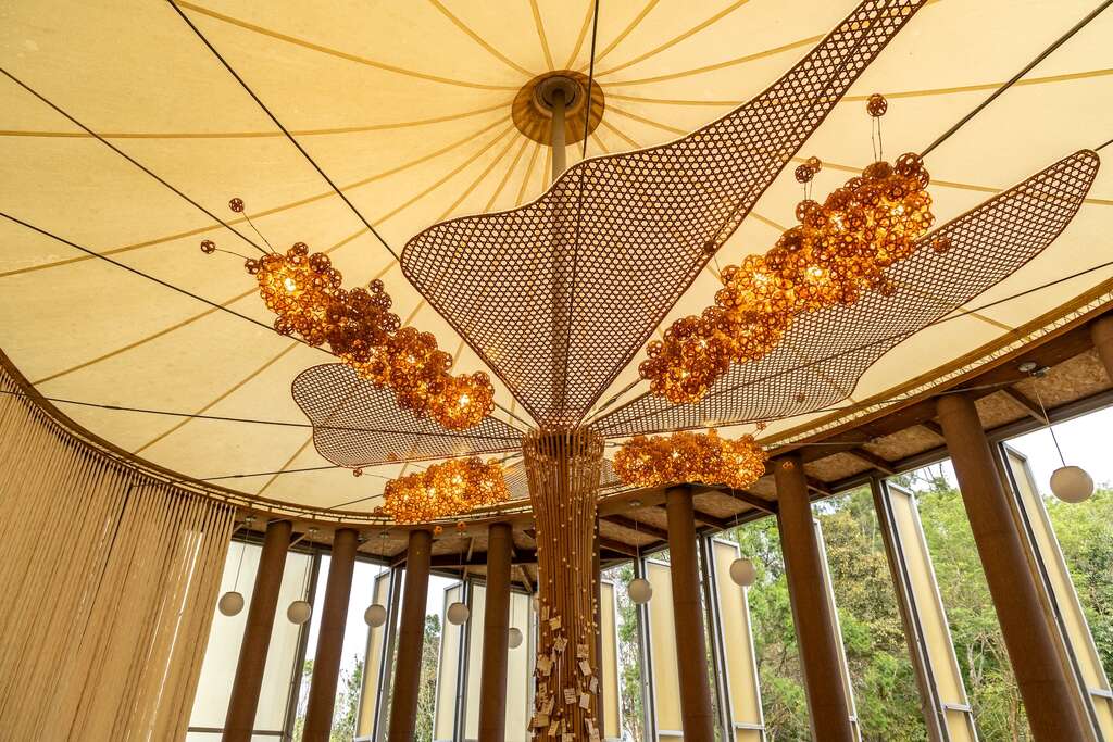 紙教堂的內景，屋底下還有大型的布置吊飾